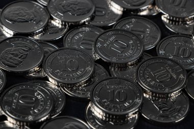 Ukrayna hrivnias sikkeleri. Ukrayna sikkelerinin arka planı 10 Hryvnia. Para ve finans