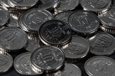 Gümüş sikkeler arka planda. Ukrayna 10 hryvnias sikkesi. Para ve mali durum. Ukrayna paraları