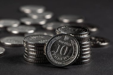 Koyu arkaplanda gümüş paralar. Ukrayna 10 hryvnias sikkesi. Para ve mali durum. Ukrayna paraları