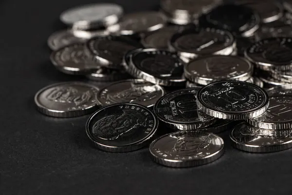 Срібні Монети Темному Фоні Українські Гривень Гроші Фінанси Українські Монети — стокове фото