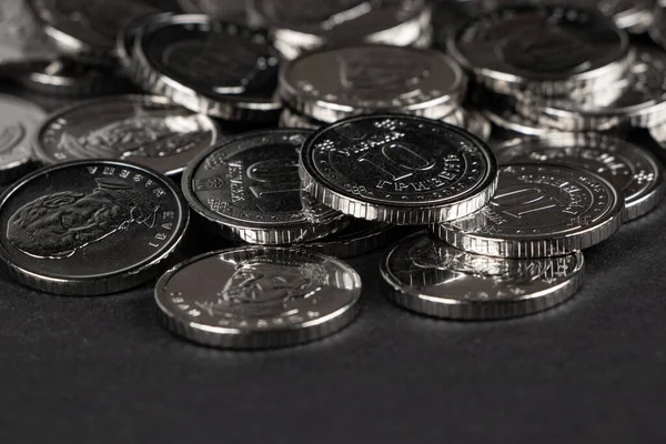 Срібні Монети Темному Фоні Українські Гривень Гроші Фінанси Українські Монети — стокове фото