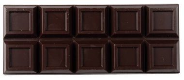 Beyaz arkaplanda izole edilmiş siyah çikolata çubukları.