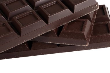 Beyaz arka planda izole edilmiş üç siyah çikolata..