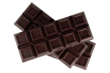 Beyaz arka planda izole edilmiş üç siyah çikolata..