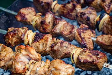 Kömür mangal üzerinde domuz shashlik hazırlanması. Domuz ızgarası, domuz shashlik. Marine shashlik kömür üzerinde bir barbekü ızgara hazırlanıyor.