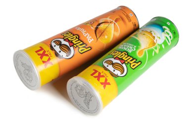 Dnipro, Ukrayna. 28 Ekim 2021: Pringles çipleri Orijinal paket beyaz arkaplanda izole.