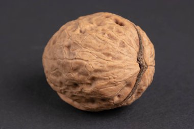 Koyu bir zemine saçılmış cevizler, makro.