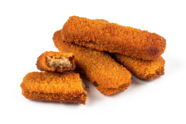 Beyaz arka planda kızarmış balık. Kapat..