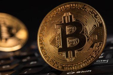 Bitcoin sembollü altın sikkeleri kapat