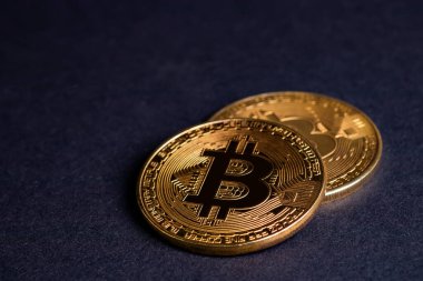 Bitcoin sembollü altın sikkeleri kapat