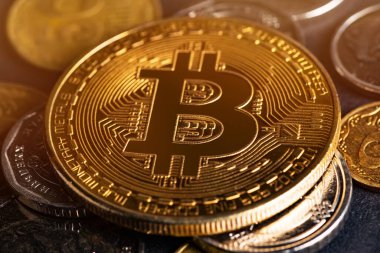 Ukrayna Hryvnia sikkeleri ile parlayan metal bitcoin kripto para birimini kapat. Elektronik merkeziyetçi para konsepti. Ukrayna 'da Bitcoin ve kripto para birimlerini yasallaştır.