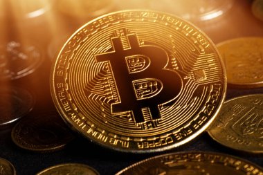 Ukrayna Hryvnia sikkeleri ile parlayan metal bitcoin kripto para birimini kapat. Elektronik merkeziyetçi para konsepti. Ukrayna 'da Bitcoin ve kripto para birimlerini yasallaştır.