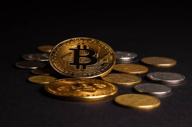 Ukrayna Hryvnia sikkeleri ile parlayan metal bitcoin kripto para birimini kapat. Elektronik merkeziyetçi para konsepti. Ukrayna 'da Bitcoin ve kripto para birimlerini yasallaştır.