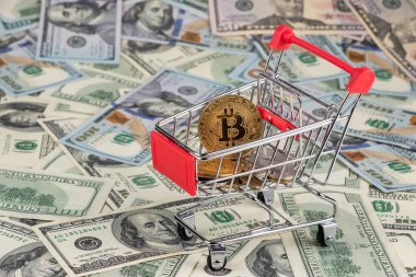 Bitcoin sanal para konsepti. Dolar geçmişi olan altın sikkelerle dolu alışveriş arabası..