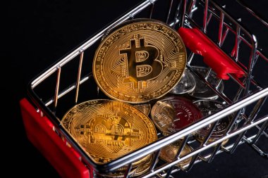 Metalik, parlayan bitcoin kripto para Ukrayna Hrivnia paraları market alışveriş arabasında. Elektronik merkeziyetçi para konsepti. Ukrayna 'da bitcoin ve kripto para birimlerini yasallaştır.