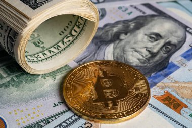 Amerikan dolarlarında altın Bitcoinler. Elektronik para değişimi kavramı.