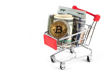 Bitcoin sanal para konsepti. Altın sikkeli alışveriş arabaları ve beyaz arka planda 100 dolar.