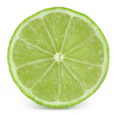 Limon dilimi. Beyaz arkaplanda meyveler izole edilmiş