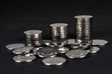 Ukrayna 10 hryvnias sikkesi. Para ve mali durum. Karanlık bir arka planda 10 tane Hryvnia madeni para yığını. Ukrayna paraları.