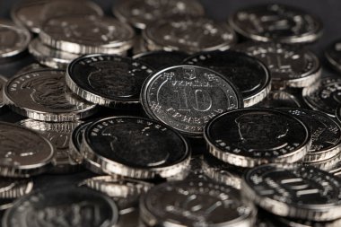 Ukrayna hrivnias sikkeleri. Ukrayna sikkelerinin arka planı 10 Hryvnia. Para ve finans