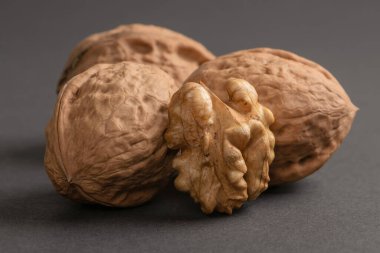 Koyu bir zemine saçılmış cevizler, makro.