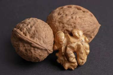 Koyu bir zemine saçılmış cevizler, makro.