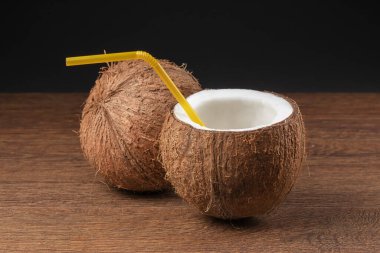 Siyah arka planda pipetli hindistan cevizi kokteyli..