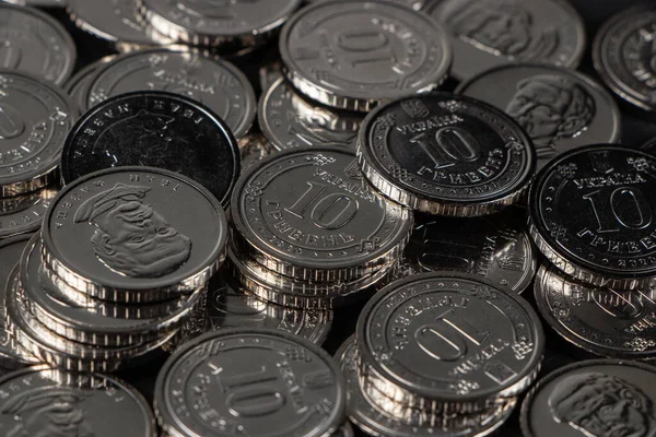 Gümüş sikkeler arka planda. Ukrayna 10 hryvnias sikkesi. Para ve mali durum. Ukrayna paraları