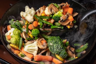 Kızartma için dondurulmuş sebze karışımı ile pan