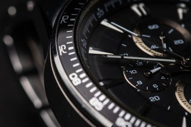 Siyah modern saat yüzlü. arkaplanı kapat.