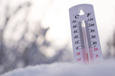 Termometre kışın karların üzerinde yatar. Negatif bir sıcaklık gösterir. Kışın soğuk hava ve ortam sıcaklıklarıyla sert bir iklimde meteorolojik koşullar.