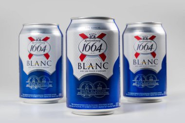 Dnipro, Ukrayna 26 Aralık 2021: Beyaz arka planda beyaz. BLANC modern ve meyve ferahlatıcı birinci sınıf buğday birasıdır.