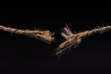 Kırma halatı siyah arkaplanda izole edildi.