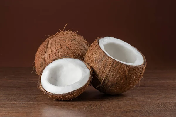 Kokosnoot Met Helft Bruine Ondergrond — Stockfoto