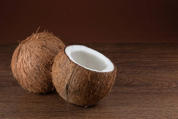 Kokosnuss Mit Hälfte Auf Braunem Hintergrund — Stockfoto