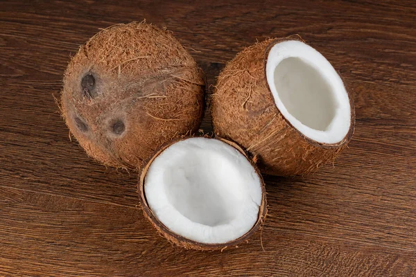 Kokosový Ořech Půlkou Hnědém Pozadí — Stock fotografie