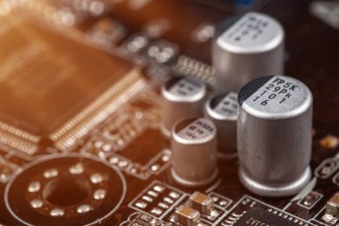 Uygulama Özelleştirilmiş Devreleri, çip kapasitörleri, elektrolitik kapasitörler ve çip rezistanslarıyla birlikte basılı bir kablo panosuna dikey ve yatay olarak monte edilmiş alt sistem..