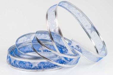 Beyaz arkaplan üzerinde mavi kurdele, tasarım ögesi.