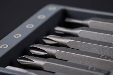 Tornavida için birkaç parça. Tornavida için metal parçalar. Ev kullanımı için araç ayarlandı. Tornavidalar için enjektör ve adaptörler. Başı farklı boyutta altıgen sürücüsü