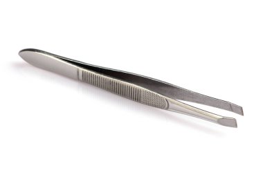 Beyaz arka plan üzerinde izole küçük metal saç cımbız.