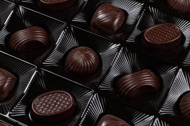 kutu çikolata şekerleme satır ile.