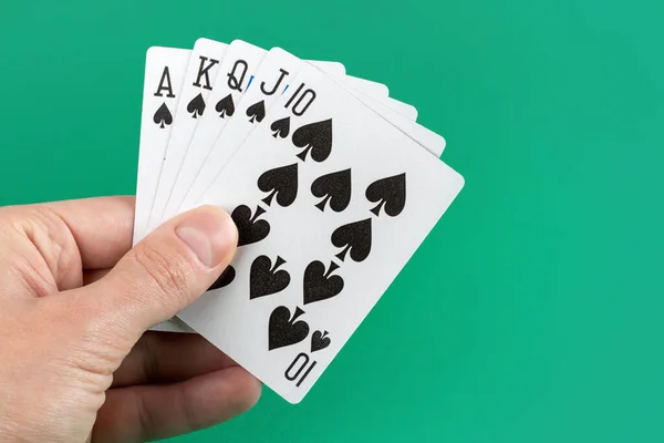 Παίζοντας Χαρτιά Στο Χέρι Πράσινο Φόντο — Φωτογραφία Αρχείου