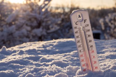 Kardaki termometre, Celsius veya Fareheit 'te düşük sıcaklık gösteriyor. Gün batımında.