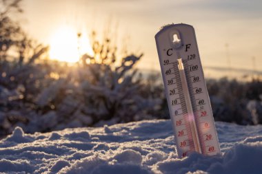 Kardaki termometre, Celsius veya Fareheit 'te düşük sıcaklık gösteriyor. Gün batımında.