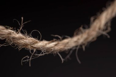 Koyu arkaplanda halat bobini.