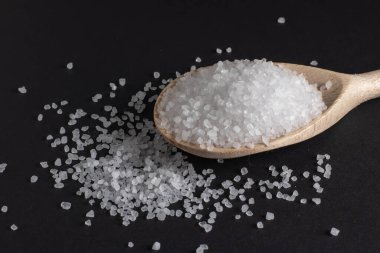 Koyu arkaplanlı ahşap kaşık..