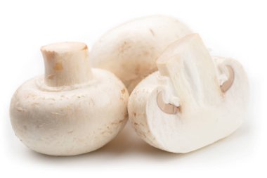 Beyaz arka planda izole edilmiş taze şampiyon mantarları..