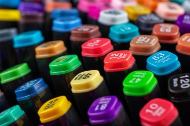 İmzalanmış renk numarası olan renkli işaretleyici kapakları.
