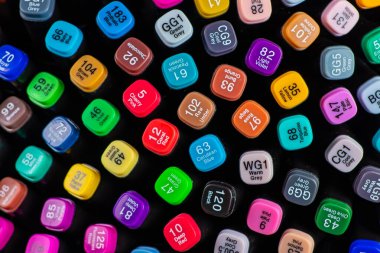 İmzalanmış renk numarası olan renkli işaretleyici kapakları.