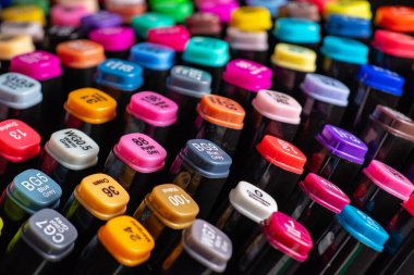 Kapağında imzalı bir renk numarası olan çok renkli kalemler..